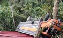 Kelebihan Muatan Truk Ekspedisi Angkut Puluhan Tiang Listrik Terjun ke dalam Jurang