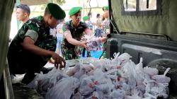 Rayakan Idul Adha,  Prajurit Yonif Mekanis 521 Bagikan Daging Kurban ke Masyarakat