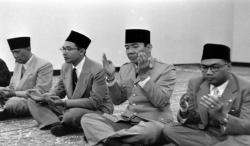 Upaya Penembakan Presiden RI di Sholat Idul Adha, Pelaku Terkejut saat Bidik Soekarno Ada Dua