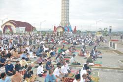 Bupati Bersama Ribuan Warga Salat Idul Adha di Area Menara Teratai 