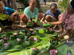 Inspiratif, Pemuda Bilebante Loteng Gunakan Daun Pisang Pengganti Plastik untuk Bungkus Daging Qurba