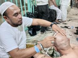 Tahallul, Intip Momen Jamaah Haji Saling Menggunduli Rambut