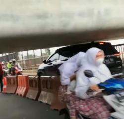 Awas! Lewat Jembatan di Bekasi Ini Pengendara Motor Harus Merunduk, Tingginya Sungguh Tak Lazim