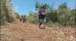 Viral! Akibat Jalan Rusak Parah, Warga di Sikka Gendong Pasien ke Puskesmas Sejauh Tiga Kilometer