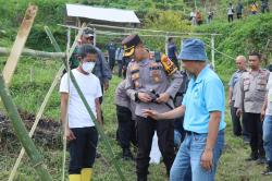 Kapolres Garut Lakukan Penyerahan Benih dan Penanaman Simbolis Tanaman Kacang Koro di Pakenjeng