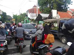 Semrawut, Pasar Tiban di Jalan Merpati Tegal, Makan Korban