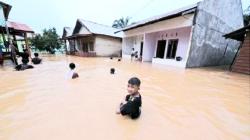 Banjir Setinggi Dada Rendam Permukiman Warga di Jambi, Polisi Bantu Evakuasi