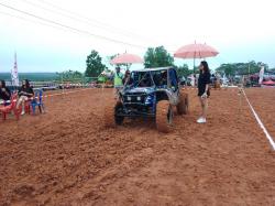 Wanita wanita Cantik Umbrella Girl Hiasi Event Off Road Radin Jambat 3