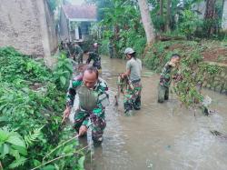 Anggota TNI Yang Tergabung Dalam Satgas Citarum Harum Bersihkan Sungai Bersama Warga Mekargalih