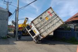 Truk Kontainer Terguling Timpa Rumah Warga di Bodesari Cirebon