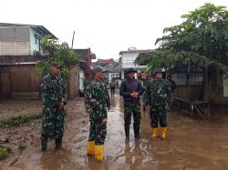 Kasrem 062 Tarumanagara Tinjau Terdampak Bencana Banjir dan Longsor di Kabupaten Garut