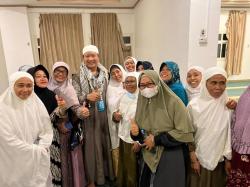 Sambangi Pemondokan Jemaah Haji Asal Kabupaten Pasuruan, Gus Irsyad Diajak Foto Emak-Emak