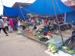 Jelang Tahun Ajaran Baru di Way Kanan, Warga Sibuk Beli Perlengkapan Sekolah