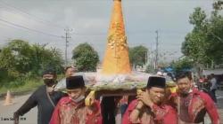 Arak Tumpeng Setinggi 2 Meter, Sarana Memperkuat Keguyuban Warga