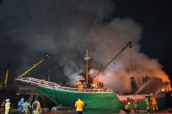 Dua Kapal Kargo Terbakar Hebat di Kalimas Surabaya, Tak Ada Korban