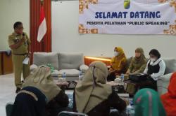 Dinarpus Kota Pekalongan Latih Ibu-Ibu PKK Public Speaking