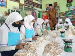 Hari Pertama MPLS, SMA Sunan Giri Gresik Bekali Siswa Materi Kewirausahaan