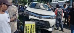 Mini Bus Lepas Kendali hantam  sejumlah kendaraan di Parkiran Cakranegara