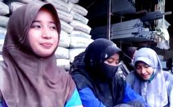 Kisah Sangat Inspiratif: Gadis Ini Rela Jadi Kuli Panggul Semen Dibayar Rp600, Demi Biaya Kuliah