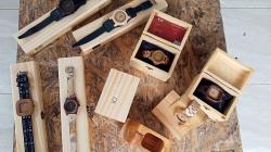Keren! Jam Tangan Berbahan Kayu Buatan Wanita Asal Gunung Karang Pandeglang, Kini Mendunia