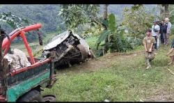 Bangkai Mobil di Evakuasi, Jadi Tontonan Warga