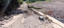 Parah! Belum dilalui Kendaraan, Jalan Rabat di Manggarai Timur Ambruk Duluan