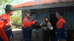 Terjun Kemasyarakat Kanwil NTT Bagikan Sembako Secara Door  To Door Ke Masyarakat