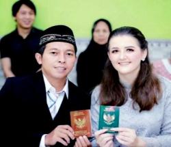 Kisah Cinta Beda Negara, Pekerja Tempat Pelelangan Ikan Rembang Nikahi Bule Cantik Rusia