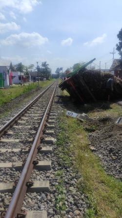 Truk Terguling di Samping Rel Kereta Api, Awas Kereta Ini Mau Lewat