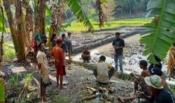 Babinsa Koramil 1613-01/Loli Terjun ke Kolam Ikan, Ajak Warga Bangkit Dari Kemiskinan