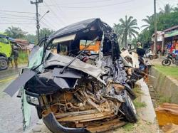 Pikap Tabrakan Hebat dengan Truk Tangki di Labusel, 3 Tewas