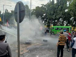 Aksi Demostrasi Tolak RKUHP di Depan Gedung DPRD Kab. Probolinggo Ricuh