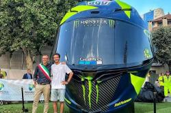 Valentino Rossi Mendapat Hadiah Helm Raksasa Berkat Pencapaiannya Pada Ajang Balap Motor