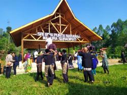 Kesenian Tradisional Dodombaan Garut Meriahkan Kegiatan Khitanan Massal Kadeudeuh