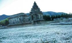 Cuaca Esktrem, Dataran Tinggi Dieng Diselimuti Embun Es, Suhu Udara di Bawah 0 Derajat Celcius