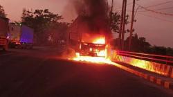 Truk Box Muat Produk Makanan Ludes Terbakar