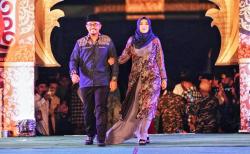 Gus Haris dan Ning Marisa Tampil Elegant Pada Acara Kick Off 1 Abad Nahdlatul Ulama