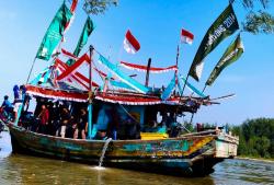 Semarak! Ratusan warga Tumpah Ruah Rayakan Baritan Sedekah Laut di Pantai Asemdoyong Pemalang