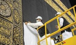 Ka'bah Diselimuti Kiswah Baru, Kain Lapis Emas Termahal di Dunia yang Dikerjakan 200 Perajin