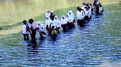 Jembatan Hancur Sejak 2018 Siswa di Cianjur Bertaruh Nyawa Seberangi Sungai Ciujung, Butuh Perhatian