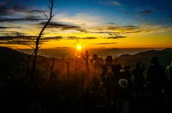 Datang ke DCF 2022, Wajib Juga Nikmati Golden Sunrise yang Eksotik dengan Warna Keemasan di Dieng