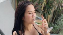 Gaya Seksi Tante Ernie Berbikini Nyantai Minum Wine  Bikin Gerah