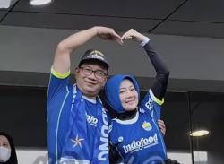 Romantis! Ridwan Kamil Nyetadion Pakai Jersey Bertuliskan Bu Cinta