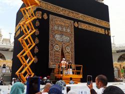 Cantinya Ka'bah dengan Kiswah Baru, Begini Proses Pergantian Kain Penutup Arah Kiblat Umat Muslim