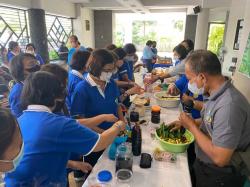 SMA Santo Carolus Latih Ibu-Ibu DPC WKRI Gereja St Paulus Olah Limbah Rumah Tangga Jadi Eco Enzyme