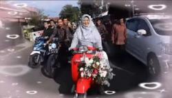 Naik Vespa Tua Emak Ini Antarkan Anak Menikah