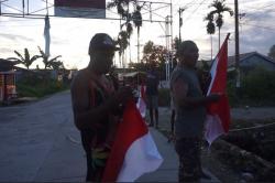 Luar Biasa!  Pemuda Suku Kamoro Penuh Semangat Pasang Bendera Marah Putih