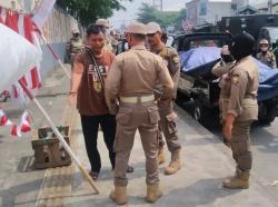 Jualan di Trotoar, Satpol-PP Cilegon Tertibkan Belasan PKL Nakal