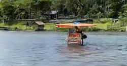 Viral Pedagang Jasuke Berjualan di Tengah Sungai, Siapa yang Mau Beli?