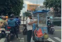 Viral! Pedagang Ini Santai Goreng Risol di Tengah Jalan Raya, Netizen: Multitasking Next Level